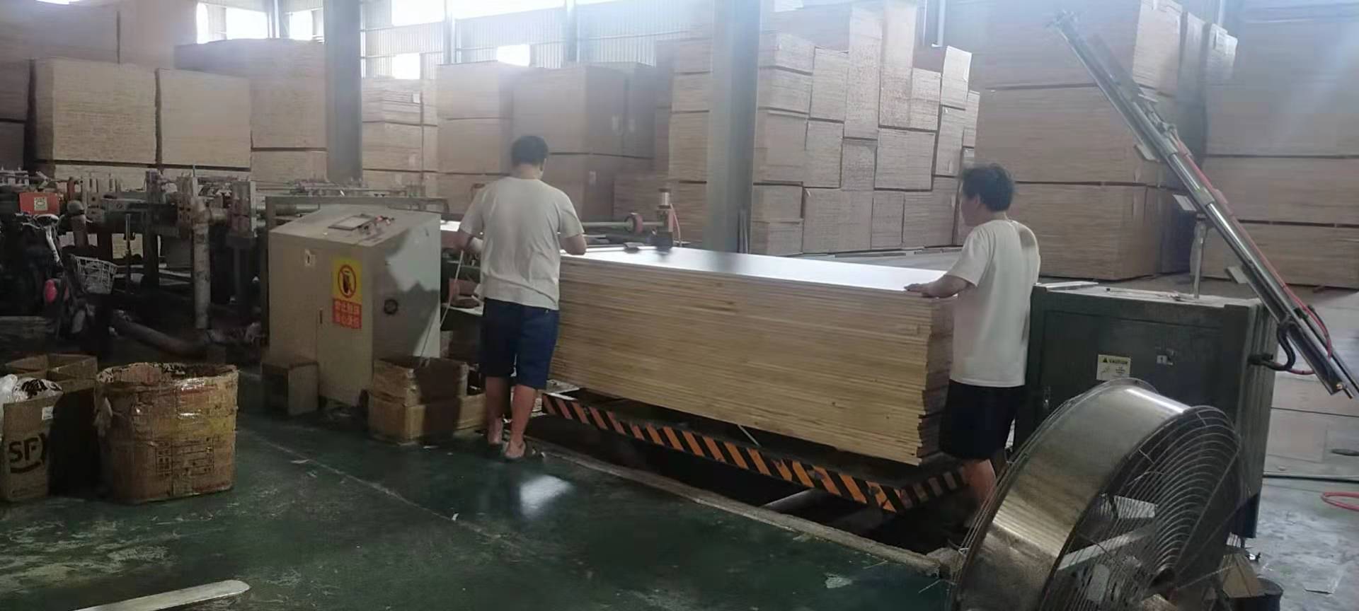 怡飾家板材加工現(xiàn)場